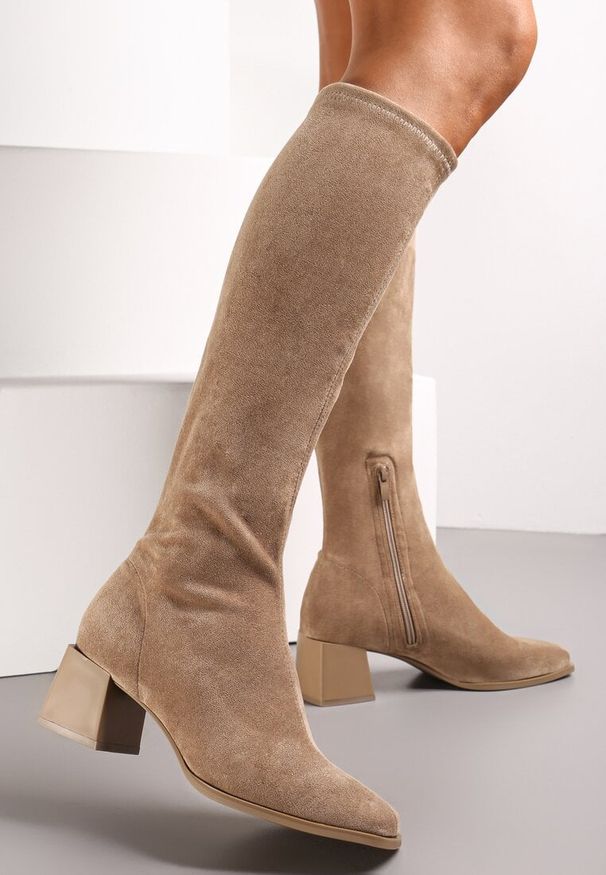 Renee - Ciemnobeżowe Kozaki na Słupku z Imitacji Zamszu Haziela. Okazja: na co dzień. Kolor: beżowy. Materiał: zamsz. Wzór: aplikacja. Obcas: na słupku. Styl: elegancki, casual, klasyczny. Wysokość obcasa: średni