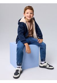 Sinsay - Jeansy jogger z efektem sprania z domieszką wiskozy - niebieski. Kolor: niebieski