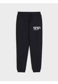 Sinsay - Spodnie dresowe NASA - czarny. Kolor: czarny. Materiał: dresówka