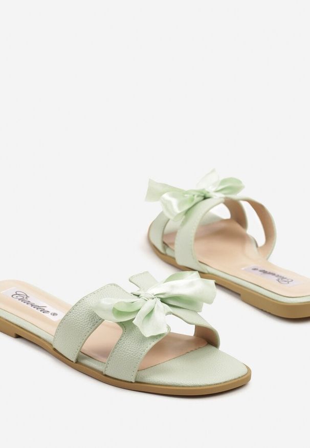 Born2be - Jasnozielone Klapki z Wycięciami i Kokardą Tellivia. Kolor: zielony. Styl: elegancki
