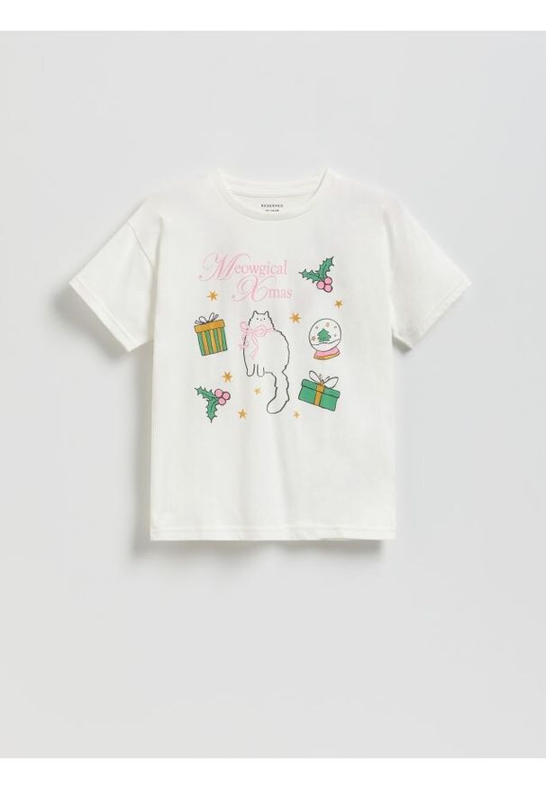 Reserved - Świąteczny t-shirt z nadrukiem - złamana biel. Materiał: bawełna. Wzór: nadruk. Styl: wizytowy