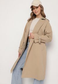 Born2be - Ciemnobeżowy Płaszcz Dwurzędowy Trencz Ozdobiony Paskiem i Pagonami Malwissa. Okazja: na co dzień. Kolor: beżowy. Materiał: jeans. Wzór: aplikacja. Sezon: jesień, wiosna. Styl: casual, elegancki #7