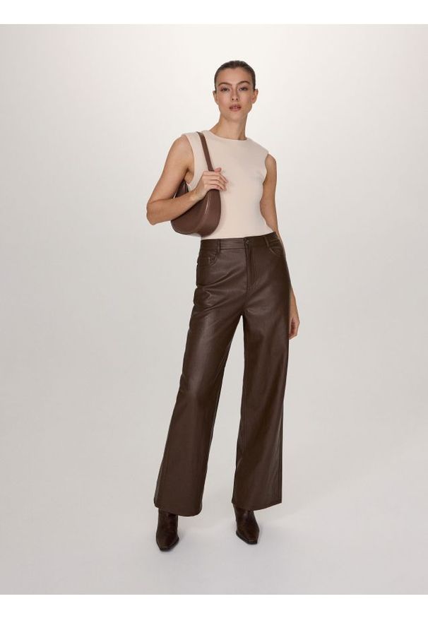 Reserved - Szerokie spodnie z imitacji skóry - ciemnobrązowy. Kolor: brązowy. Materiał: skóra