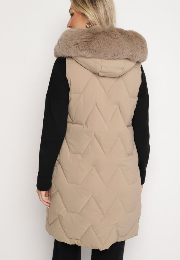 Born2be - Beżowa Kamizelka Pikowana z Futerkiem i Kapturem Innarella. Okazja: do pracy, na co dzień. Kolor: beżowy. Materiał: futro. Styl: elegancki, casual