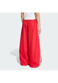 Adidas - adidas Spodnie dresowe Firebird Adilenium KD6299 Czerwony Regular Fit. Kolor: czerwony. Materiał: syntetyk #2