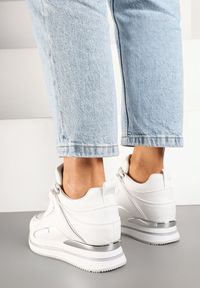 Renee - Białe Sneakersy na Koturnie Ozdobione Metalicznymi Aplikacjami Noresi. Okazja: na co dzień. Kolor: biały. Materiał: jeans. Wzór: aplikacja. Obcas: na koturnie