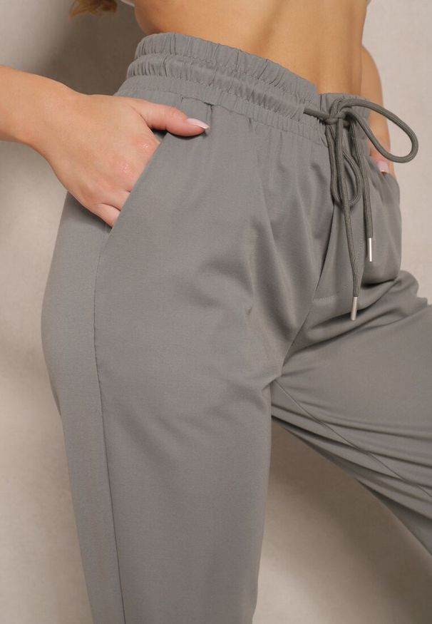 Renee - Szare Spodnie Dresowe z Wiskozą High Waist Ozdobione Sznurkiem Ellivenna. Okazja: na co dzień. Stan: podwyższony. Kolor: szary. Materiał: wiskoza, dresówka. Wzór: aplikacja. Styl: sportowy, casual