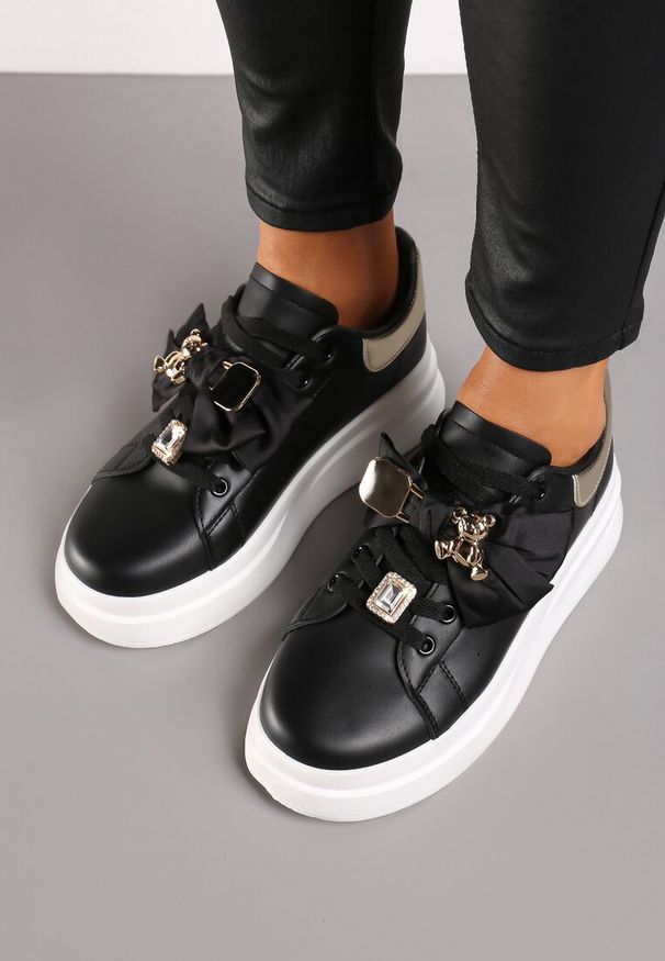 Renee - Czarno-Złote Sneakersy na Platformie Ozdobione Aplikacją i Kokardą Rorinia. Nosek buta: okrągły. Zapięcie: sznurówki. Kolor: czarny. Materiał: materiał. Wzór: aplikacja. Obcas: na platformie. Wysokość obcasa: niski