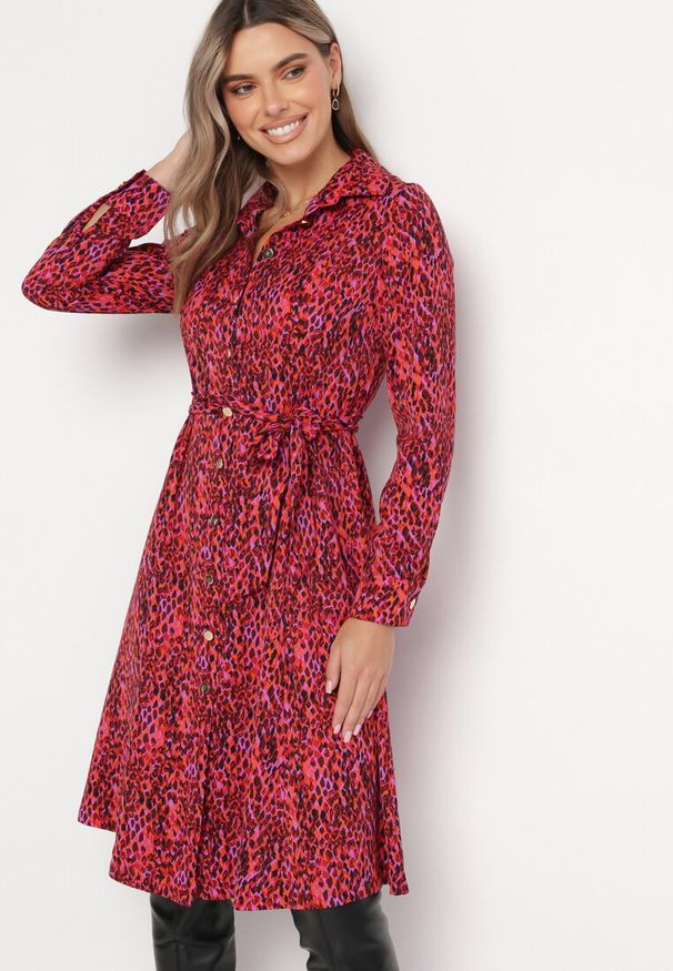 Born2be - Czerwona Sukienka Koszulowa Wiązana w Pasie Macedonia. Kolor: czerwony. Materiał: materiał. Długość rękawa: długi rękaw. Wzór: nadruk. Typ sukienki: koszulowe. Styl: elegancki. Długość: midi
