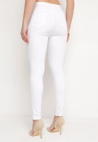 Born2be - Białe Spodnie Skinny z Dziurą i Panterkową Łatką Halitellia. Kolor: biały. Materiał: skóra. Długość: długie. Styl: elegancki #6