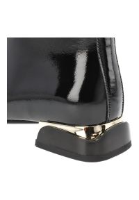 Czarne Botki S.Barski Stylowe Buty Damskie Z Broszką. Zapięcie: klamry. Kolor: czarny. Materiał: lakier, skóra. Sezon: zima, jesień. Obcas: na obcasie. Styl: elegancki. Wysokość obcasa: średni #5