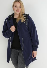 Born2be - Granatowa Bluza Długa z Kapturem Rhodippe. Typ kołnierza: kaptur. Kolekcja: plus size. Kolor: niebieski. Materiał: polar. Długość: długie #1