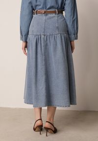 Born2be - Niebieska Bawełniana Spódnica Jeansowa z Rozkloszowanym Dołem i Plecionym Paskiem Doriame. Okazja: do pracy, na co dzień. Kolor: niebieski. Materiał: bawełna, jeans. Wzór: aplikacja. Styl: casual #3