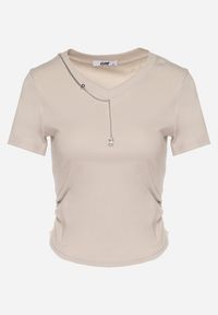 Born2be - Beżowy Bawełniany T-shirt Ozdobiony Marszczeniem i Łańcuszkiem Olitrea. Okazja: na co dzień. Kolor: beżowy. Materiał: bawełna. Wzór: aplikacja. Styl: casual #5