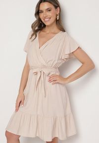 Born2be - Beżowa Wiskozowa Sukienka z Kopertowym Dekoltem i Paskiem Aurenelle. Okazja: na co dzień. Typ kołnierza: dekolt kopertowy. Kolor: beżowy. Materiał: wiskoza. Długość rękawa: krótki rękaw. Sezon: wiosna, lato. Typ sukienki: kopertowe. Styl: casual #2