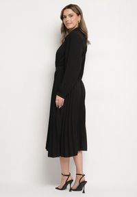 Born2be - Czarna Sukienka Plisowana o Koszulowym Kroju z Paskiem z Klamrą Efronta. Okazja: na co dzień. Typ kołnierza: kołnierzyk klasyczny. Kolor: czarny. Materiał: jeans. Długość rękawa: długi rękaw. Wzór: aplikacja. Typ sukienki: koszulowe. Styl: casual, elegancki, klasyczny #6