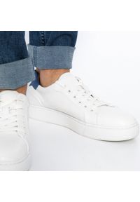 Wittchen - Męskie sneakersy skórzane klasyczne kremowo-granatowe. Nosek buta: okrągły. Kolor: niebieski, kremowy, wielokolorowy. Materiał: skóra. Wzór: gładki, kolorowy. Sezon: lato #4