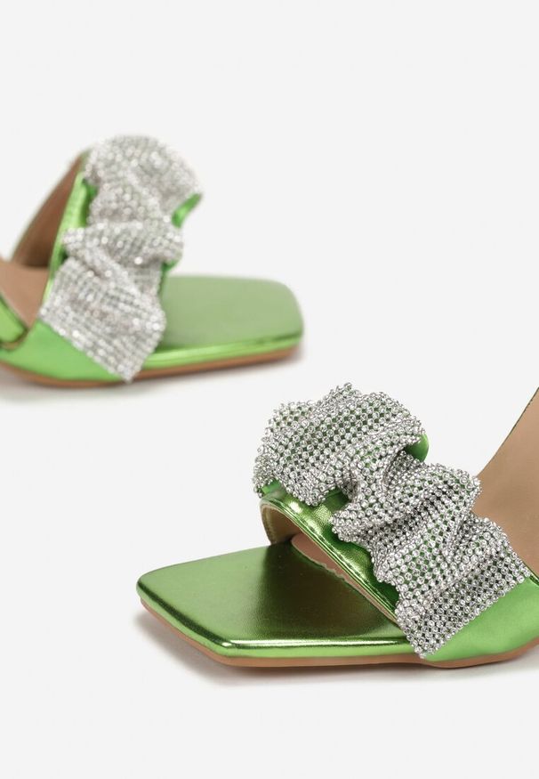 Renee - Zielone Sandały na Wysokiej Szpilce z Kwadratowym Noskiem i Cyrkoniami Veisra. Kolor: zielony. Wzór: aplikacja. Obcas: na obcasie. Styl: klasyczny, elegancki. Wysokość obcasa: średni