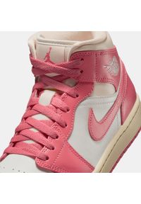 Nike Air Jordan 1 Mid "Pink Salt" Sneakersy damskie. Okazja: na uczelnię. Kolor: różowy. Materiał: guma, syntetyk, skóra. Szerokość cholewki: normalna. Model: Nike Air Jordan