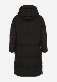 Born2be - Czarna Pikowana Kurtka Zimowa z Kapturem i Bocznymi Suwakami Falossea. Okazja: na co dzień. Typ kołnierza: kaptur. Kolekcja: plus size. Kolor: czarny. Materiał: jeans, poliester, dzianina. Sezon: zima. Styl: klasyczny, casual