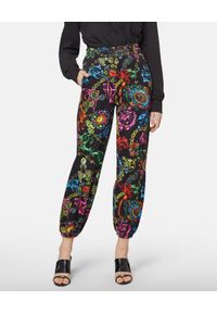 Versace Jeans Couture - VERSACE JEANS COUTURE - Spodnie dresowe z nadrukiem Regalia. Kolor: czarny. Materiał: dresówka. Wzór: nadruk