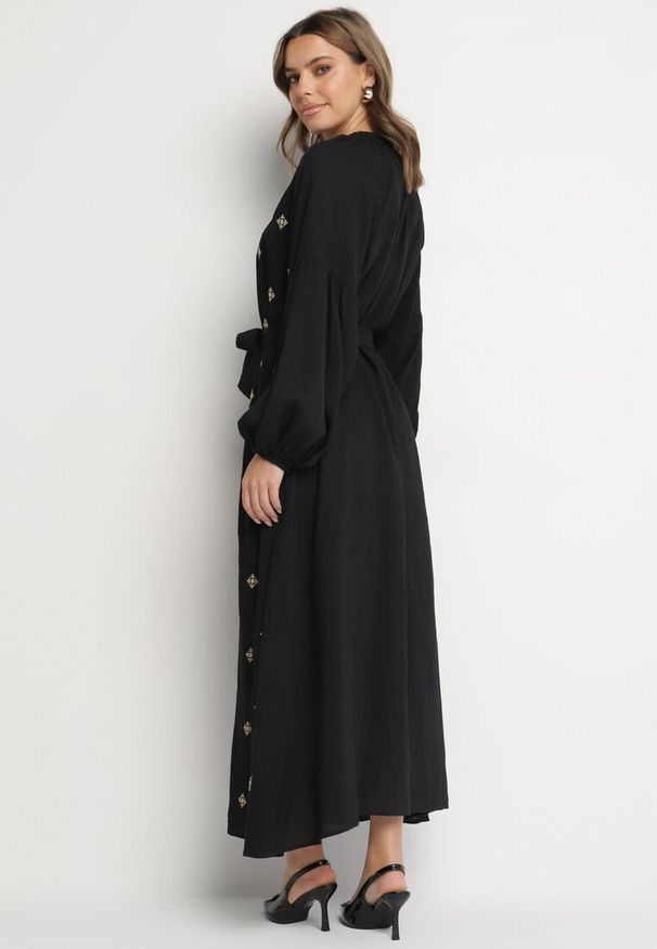 Born2be - Czarna Wiskozowa Sukienka o Kroju Oversize z Ozdobnym Haftem Naleniel. Okazja: na co dzień. Kolor: czarny. Materiał: wiskoza. Wzór: haft. Typ sukienki: oversize. Styl: casual