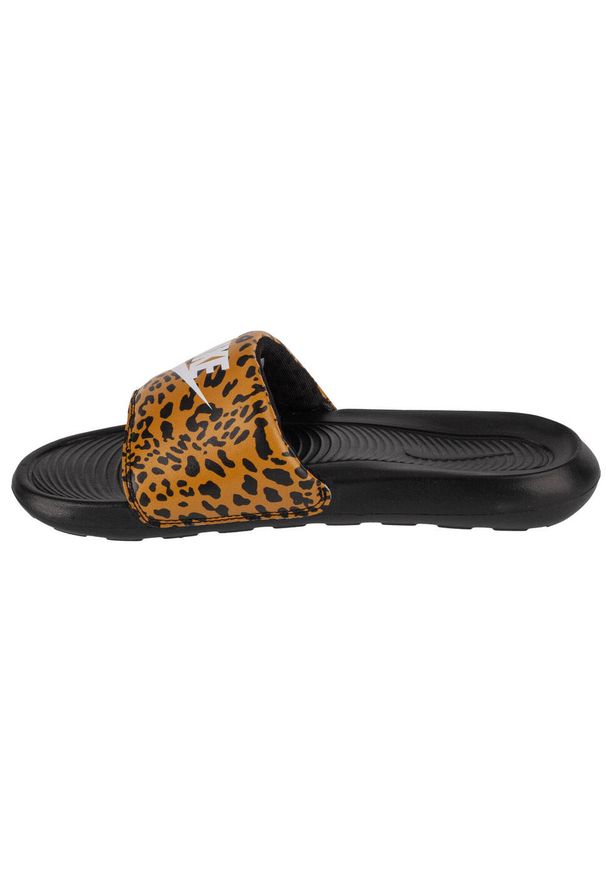 Klapki Nike Model Nike Victori One Slide Kolor Nadruk Zwierzęcy. Kolor: wielokolorowy, czarny. Materiał: materiał, syntetyk. Wzór: nadruk, motyw zwierzęcy