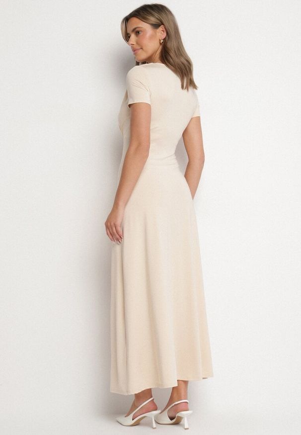 Born2be - Jasnobeżowa Sukienka z Marszczeniami Taliowana z Dodatkiem Wiskozy Arelona. Okazja: na co dzień. Typ kołnierza: dekolt w kształcie V. Kolor: beżowy. Materiał: wiskoza. Długość rękawa: krótki rękaw. Typ sukienki: proste. Styl: casual