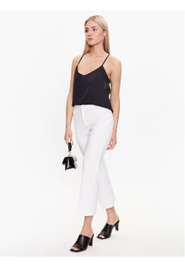 DKNY Spodnie materiałowe P2RVAO19 Biały Regular Fit. Kolor: biały. Materiał: syntetyk