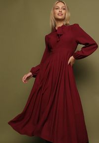 Born2be - Bordowa Wiskozowa Plisowana Sukienka z Wiązaniem Asorrise. Okazja: na co dzień. Kolor: czerwony. Materiał: wiskoza. Styl: casual, elegancki #3