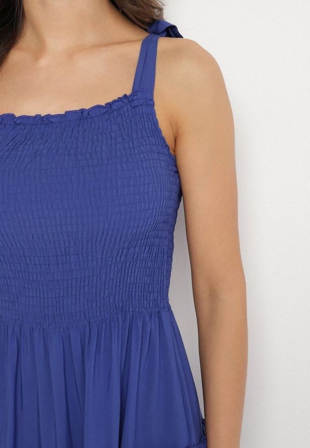 Born2be - Granatowa Rozkloszowana Sukienka z Wiskozą na Wiązanych Ramiączkach Aralisse. Okazja: na co dzień. Typ kołnierza: dekolt kwadratowy. Kolor: niebieski. Materiał: wiskoza. Długość rękawa: na ramiączkach. Typ sukienki: rozkloszowane. Styl: casual, klasyczny