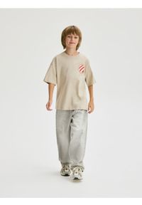 Reserved - Bawełniany t-shirt z nadrukiem - kremowy. Kolor: kremowy. Materiał: bawełna. Wzór: nadruk