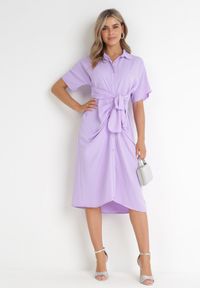 Born2be - Fioletowa Koszulowa Sukienka Midi z Ozdobnym Wiązaniem i Marszczeniem Eudolia. Okazja: na co dzień. Typ kołnierza: dekolt w serek. Kolor: fioletowy. Długość rękawa: krótki rękaw. Sezon: wiosna, lato. Typ sukienki: koszulowe. Styl: casual, klasyczny. Długość: midi #5