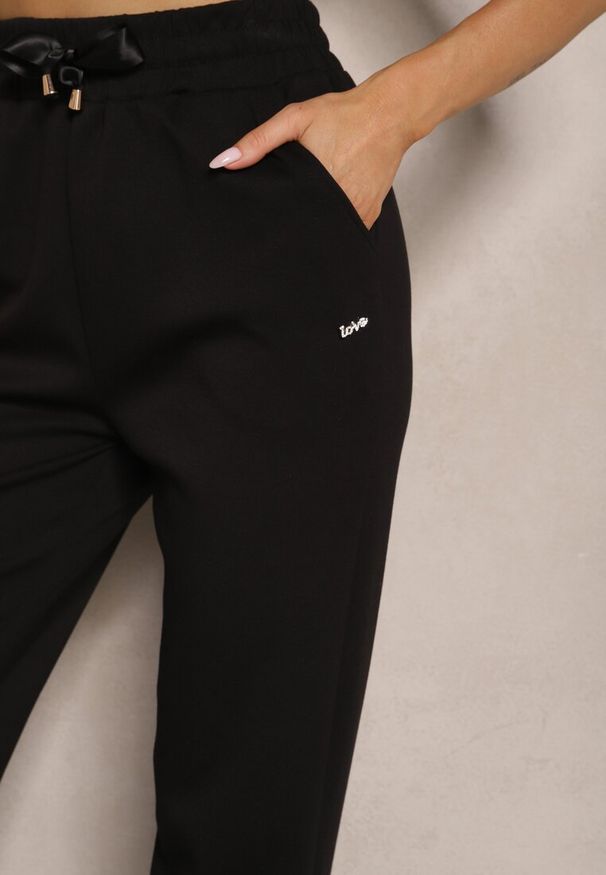 Renee - Czarne Spodnie Dresowe z Ozdobną Wstążką i Metaliczną Nicią Evelzia. Okazja: na co dzień, na spacer. Kolor: czarny. Materiał: dresówka. Styl: elegancki, casual