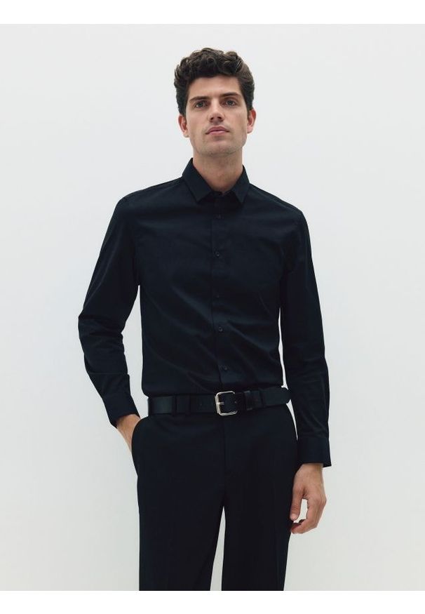 Reserved - Gładka koszula slim fit - czarny. Kolor: czarny. Materiał: tkanina, bawełna. Wzór: gładki