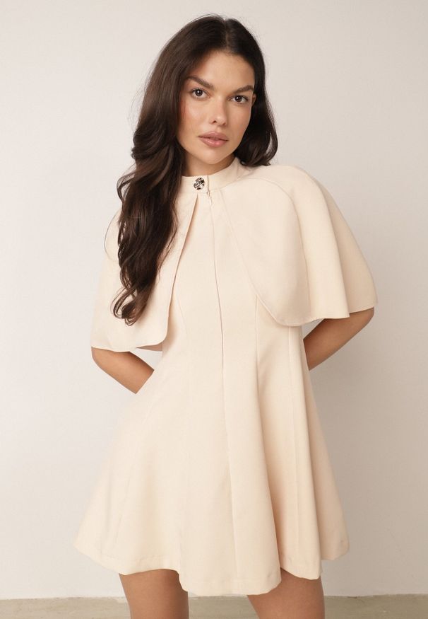 Born2be - Beżowa Elegancka Sukienka Rozkloszowana z Narzutką Imitującą Pelerynkę Faneno. Okazja: na randkę. Kolor: beżowy. Typ sukienki: proste, rozkloszowane. Styl: elegancki