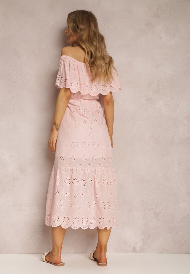 Renee - Jasnoróżowa Sukienka Menilophi. Kolor: różowy. Materiał: bawełna. Wzór: haft. Styl: boho. Długość: midi