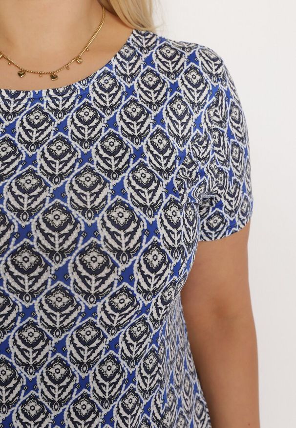 Born2be - Granatowo-Biała Rozkloszowana Sukienka z Wiskozy Krótkim Rękawem i Mozaikowym Printem Hyacina. Kolor: niebieski. Materiał: wiskoza. Długość rękawa: krótki rękaw. Wzór: nadruk. Sezon: lato. Styl: wakacyjny