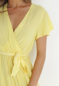 Born2be - Żółta Sukienka Diomeira. Kolor: żółty. Materiał: tkanina. Wzór: jednolity, gładki. Typ sukienki: kopertowe. Styl: klasyczny, elegancki. Długość: maxi #3