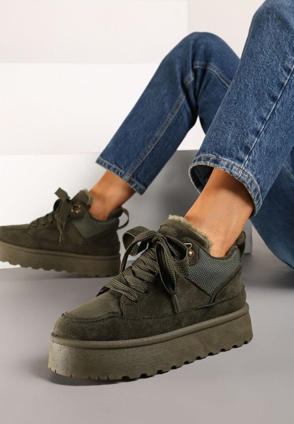 Born2be - Ciemnozielone Sneakersy na Grubej Podeszwie Ocieplane Futerkiem Tifitana. Okazja: na co dzień. Nosek buta: okrągły. Zapięcie: sznurówki. Kolor: zielony. Materiał: futro. Sezon: zima. Obcas: na obcasie, na platformie. Wysokość obcasa: niski