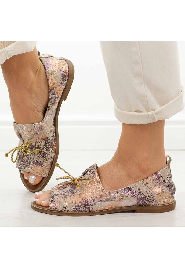 DEONI - Złote N04 skórzane Polskie sandały damskie z zakrytą piętą Deoni D488. Zapięcie: bez zapięcia. Kolor: złoty. Materiał: skóra. Sezon: wiosna, lato. Styl: klasyczny