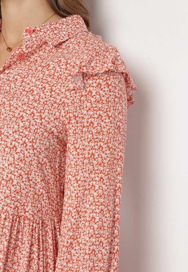 Born2be - Różowa Rozkloszowana Sukienka Mini w Kwiaty z Falbankami na Ramionach Lorean. Okazja: na spacer, na imprezę. Typ kołnierza: kołnierz z falbankami. Kolor: różowy. Materiał: materiał. Wzór: kwiaty. Sezon: lato. Styl: elegancki. Długość: mini