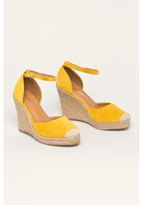 ANSWEAR - Answear - Espadryle LaDonna. Nosek buta: okrągły. Zapięcie: klamry. Kolor: żółty. Materiał: syntetyk, materiał, zamsz, guma. Szerokość cholewki: normalna. Obcas: na koturnie. Wysokość obcasa: średni #2