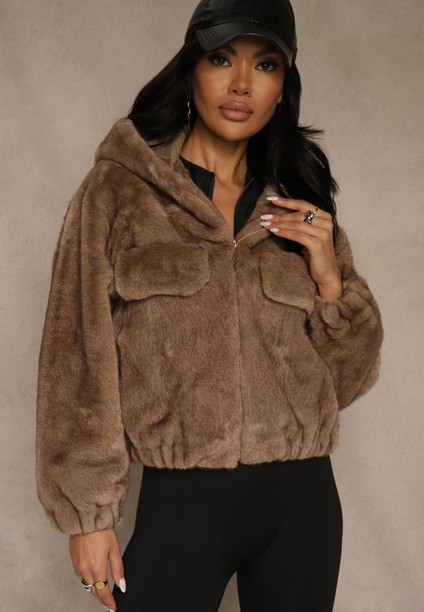 Renee - Jasnobrązowa Kurtka Futerko o Kroju Bomberki z Kapturem i Imitacją Kieszeni Awedana. Okazja: na co dzień. Typ kołnierza: kaptur. Kolor: brązowy. Materiał: futro. Wzór: gładki. Styl: casual, elegancki