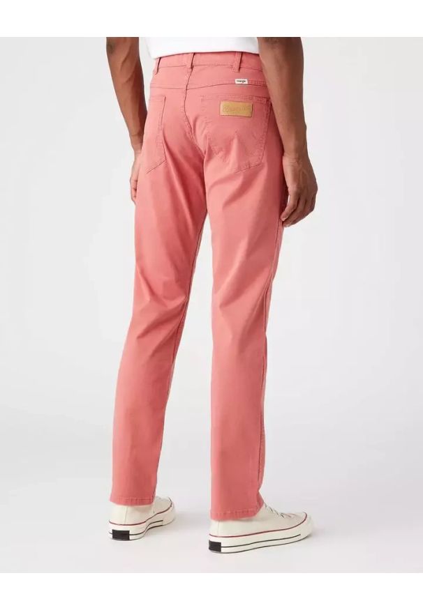 Wrangler - WRANGLER GREENSBORO MĘSKIE SPODNIE MATERIAŁOWE FADED ROSE W15QY6XAP 112145839. Materiał: materiał
