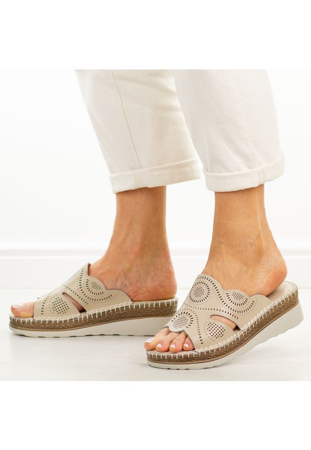 Beżowe skórzane klapki damskie na koturnie S.Barski 5915. Okazja: na co dzień. Kolor: beżowy. Materiał: skóra. Sezon: wiosna, lato. Obcas: na koturnie. Styl: casual