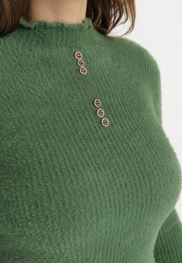 Born2be - Zielony Puchaty Wełniany Sweter z Półgolfem i Biżuteryjnymi Guzikami Xeminta. Kolor: zielony. Materiał: wełna