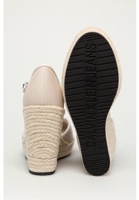Calvin Klein Jeans - Espadryle. Nosek buta: okrągły. Zapięcie: klamry. Kolor: beżowy. Materiał: syntetyk, materiał, skóra ekologiczna, guma. Szerokość cholewki: normalna. Obcas: na koturnie. Wysokość obcasa: średni #2