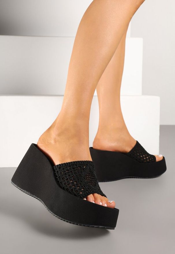 Born2be - Czarne Klapki na Koturnie z Szydełkowym Paskiem Solmia. Okazja: na co dzień. Kolor: czarny. Obcas: na koturnie. Styl: elegancki, casual