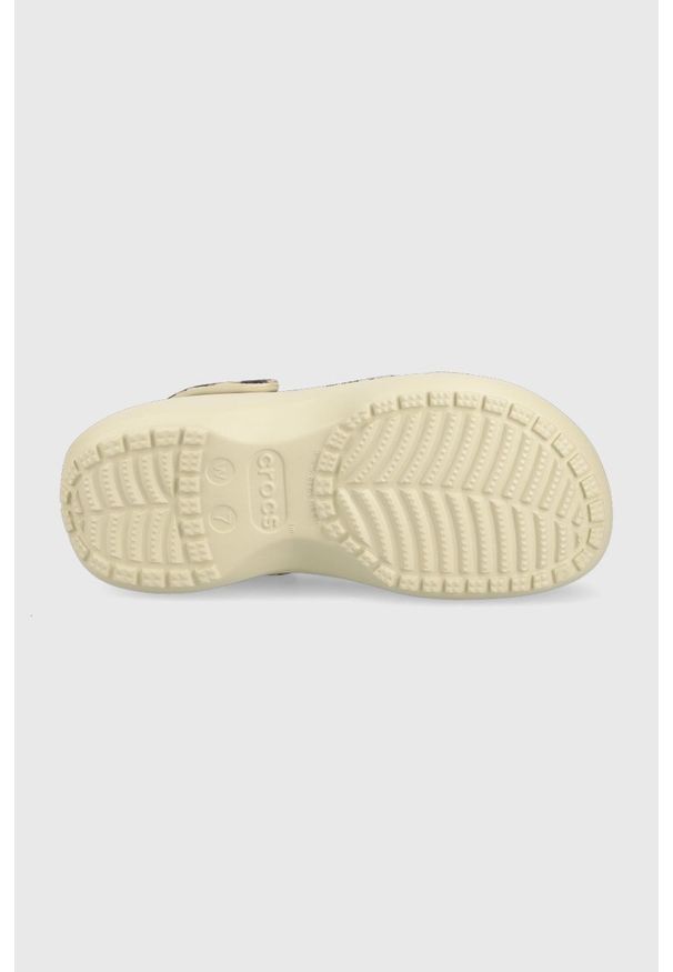 Crocs klapki damskie kolor brązowy na platformie. Nosek buta: okrągły. Kolor: brązowy. Materiał: materiał. Obcas: na platformie